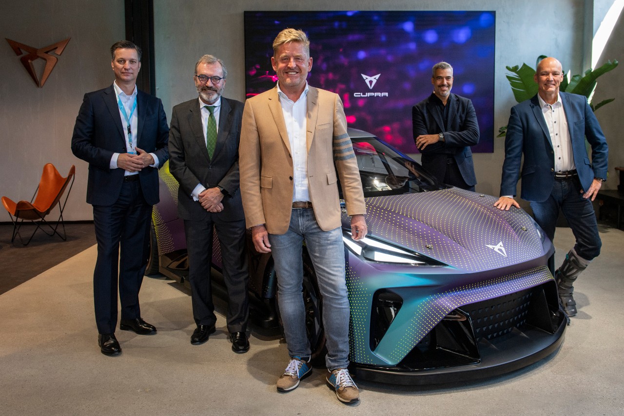 From left to right: Thomas Schmall, Chairman of the SEAT S.A. Board of Directors; Ricardo Martínez, Spanish ambassador in Germany; Wayne Griffiths, CUPRA CEO; Jorge Díez, CUPRA Design Director; Werner Tietz, Executive Vice-president for R&D