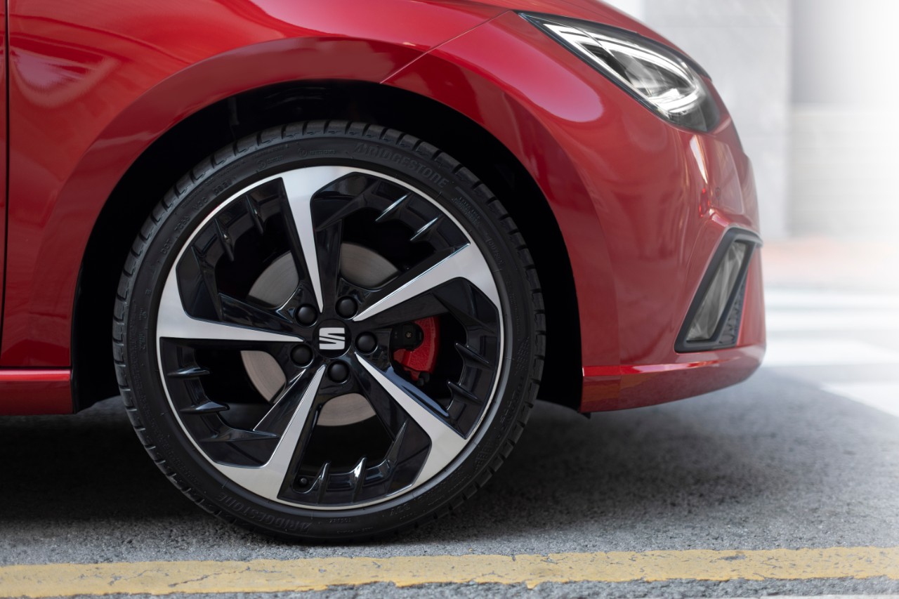 The new SEAT Ibiza FR, with a 15 mm lower chassis suspension and 18” wheels, ensures maximum grip and stability