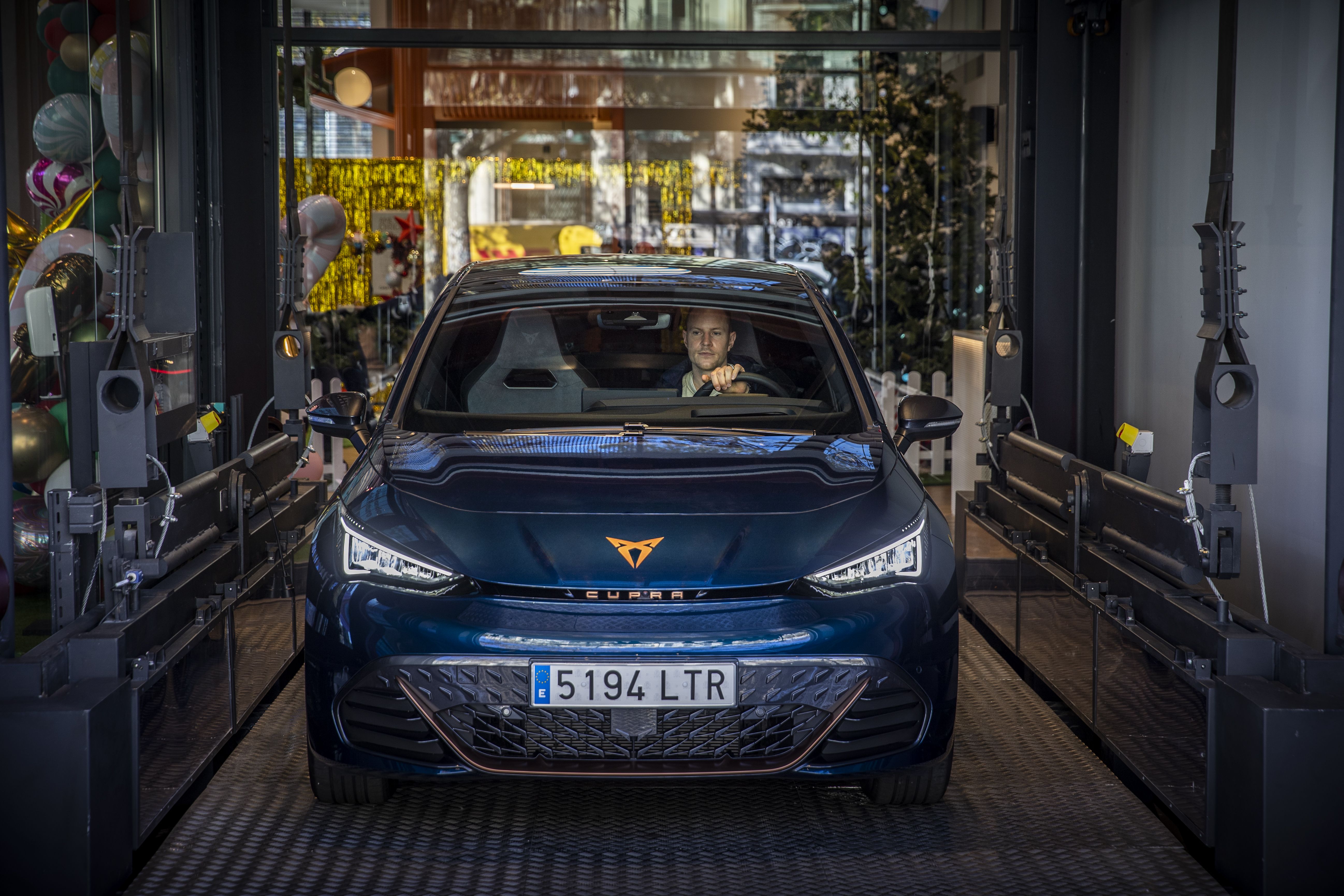 Marc-ter-Stegen-discovers-the-CUPRA-Born-his-first-fully-electric-car
