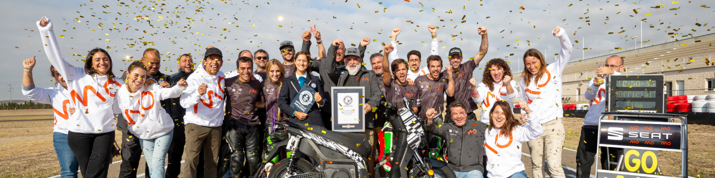 SEAT MÓ 125 Performance's biggest challenge: the urban electric scooter achieves two Guinness World Records™ titles in 48 hours